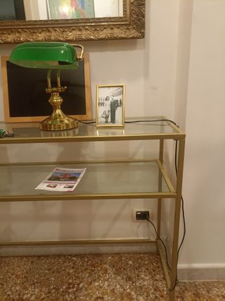 Tavolo con piano in vetro e bordo oro