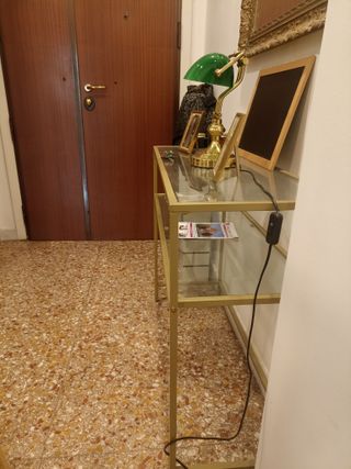 Tavolo con piano in vetro e bordo oro