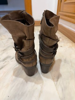 Botas marrones con hebillas