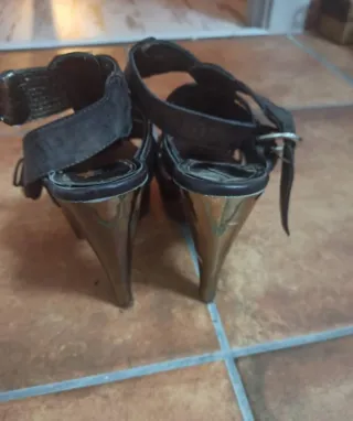 Zapatos de tacón negros y dorados