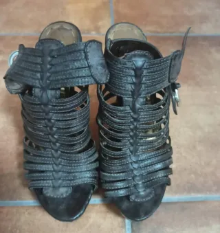 Zapatos de tacón negros y dorados