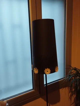 Lámpara de pie tela marron y negro, pie metálico