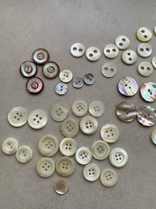 Lote 55 botones todos de Nácar