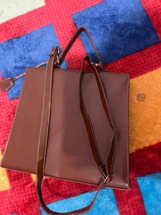 Bolso de mano marrón con candado