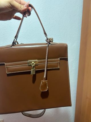 Bolso de mano marrón con candado