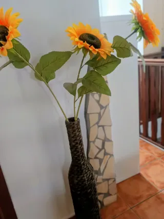 Jarrón de mimbre con flores de girasol
