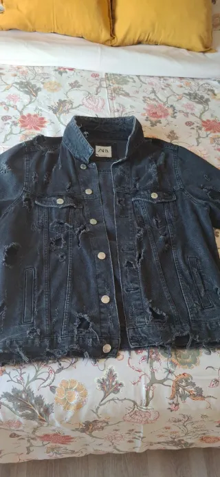 Chaqueta vaquera Zara negra desgastada