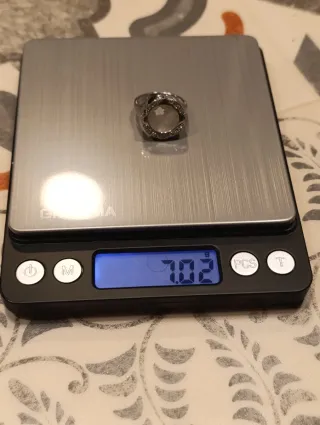 Anillo de oro blanco con detalles brillantes