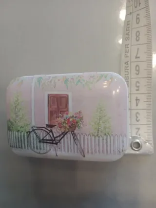 Scatolina portaoggetti decorata in metallo