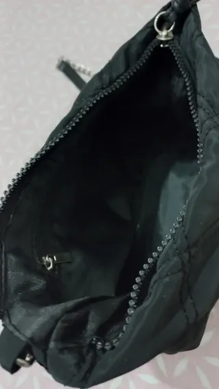 Bolso negro acolchado con cadena