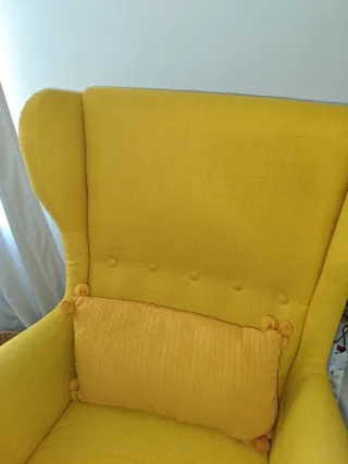 Sillón orejero amarillo de tela, recoger en mano