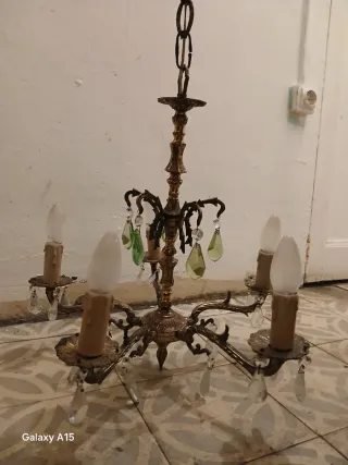 Lámpara de techo dorada con cristales