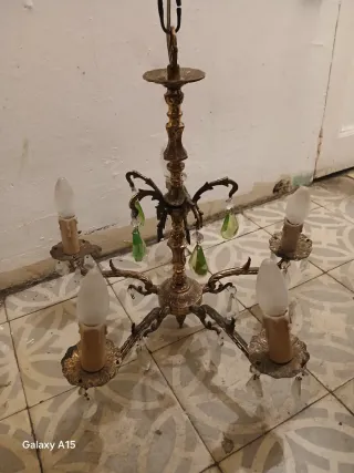 Lámpara de techo dorada con cristales