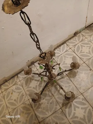 Lámpara de techo dorada con cristales