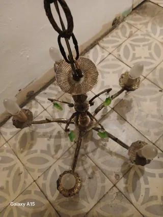 Lámpara de techo dorada con cristales