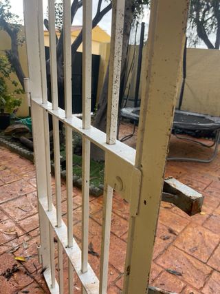 Puerta reja de hierro blanca con llave