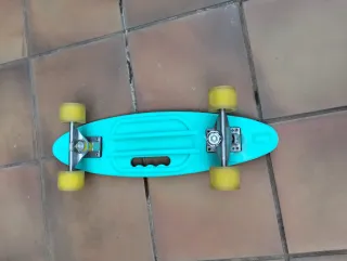 Monopatín Turquoise con Ruedas Amarillas