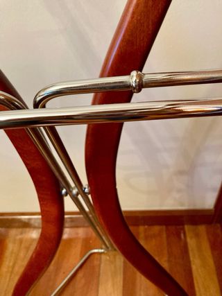 Galán de noche, perchero de madera y metal.