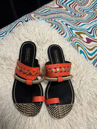 Sandalias River Island Negras y Naranjas