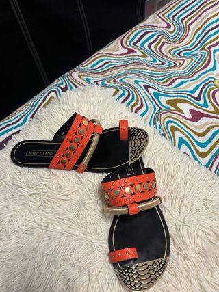 Sandalias River Island Negras y Naranjas