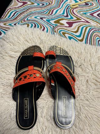 Sandalias River Island Negras y Naranjas