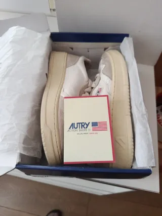 Zapatillas Autry Beige y Blancas