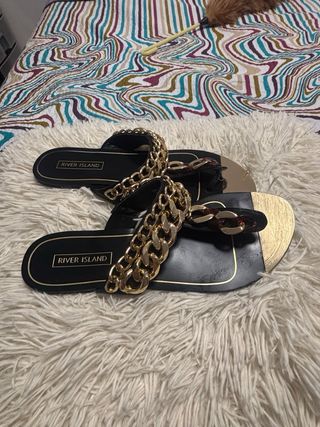 Sandalias River Island negras y doradas