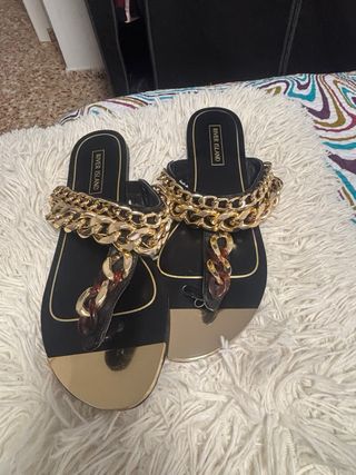 Sandalias River Island negras y doradas