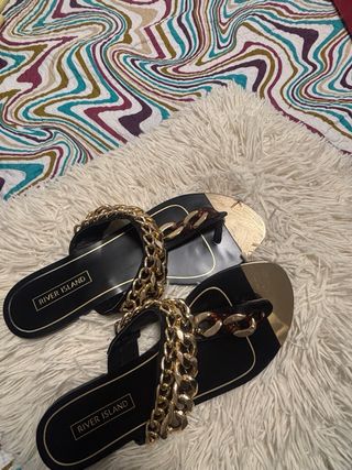Sandalias River Island negras y doradas