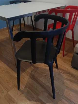 4 Sillas Rojas de Plástico, 25 euros por casa una