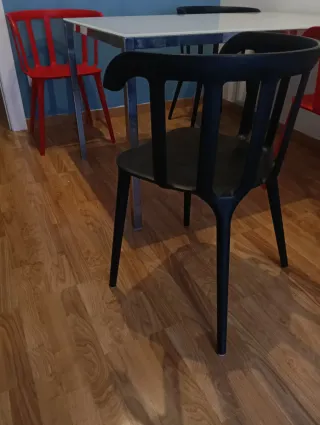 4 Sillas Rojas de Plástico, 25 euros por casa una