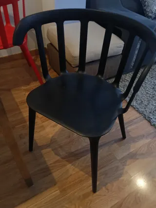 4 Sillas Rojas de Plástico, 25 euros por casa una