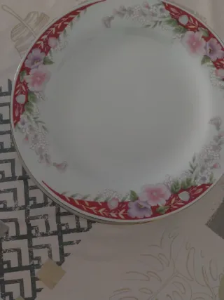 Conjunto de platos con borde dorado