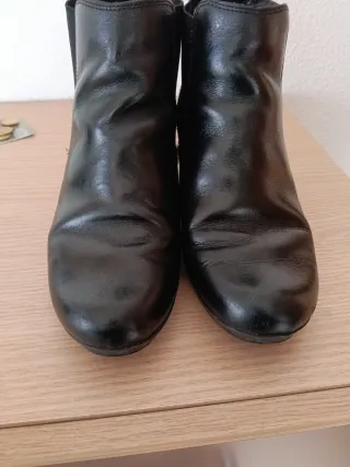 Botines de piel negros. Muy cómodos.