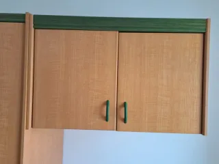 Armario de madera con cajones