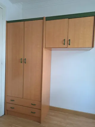 Armario de madera con cajones