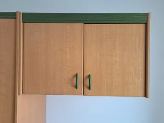 Armario de madera con cajones