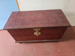 Baúl antiguo de madera y metal