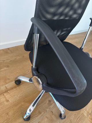 Silla de oficina negra con ruedas