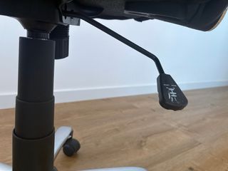 Silla de oficina negra con ruedas