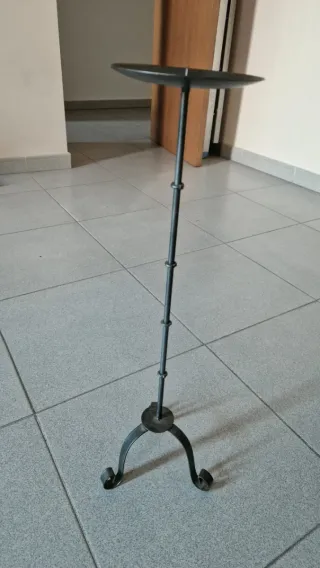 Candelabro de metal gris oscuro