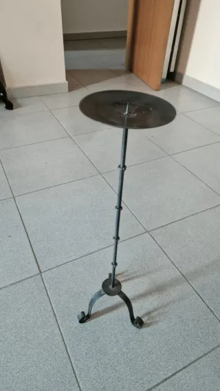 Candelabro de metal gris oscuro