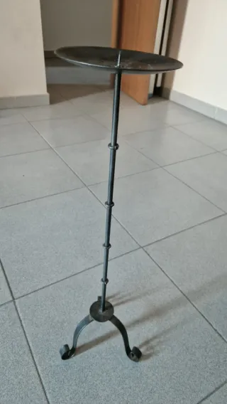 Candelabro de metal gris oscuro