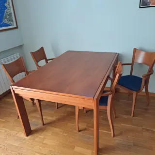 Mesa de comedor con 4 sillas