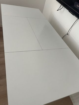 Mesa de comedor blanca y dorada