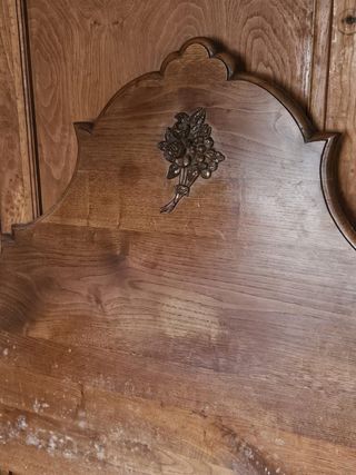 Cabecero antiguo de madera tallada