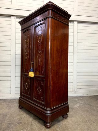 Armario antiguo tallado. Calidad. Estanteria