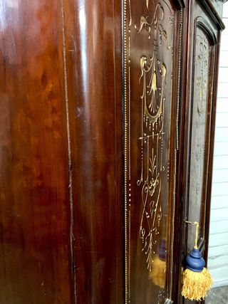 Armario antiguo tallado. Calidad. Estanteria