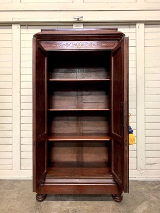 Armario antiguo tallado. Calidad. Estanteria