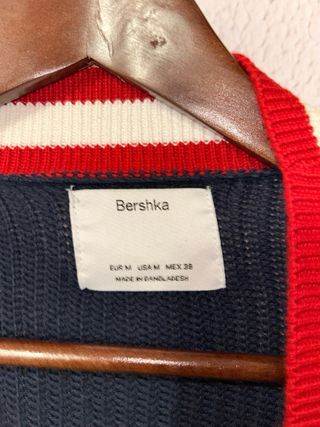 Cárdigan Bershka azul y rojo